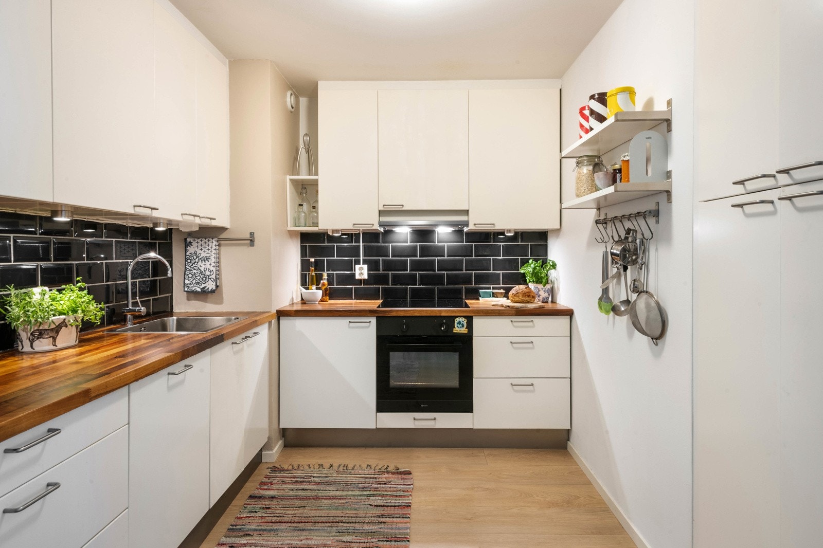 Kjøkkeninnredning fra IKEA 2011. Enkelte nyere fronter. Høyskap. Integrert oppvaskmaskin, kjøleskap/fryseskap, stekeovn fra 2024, induksjonstopp fra 2024 samt kullfilterventilator. Alle hvitevarer på kjøkkenet medfølger. Galleribilde