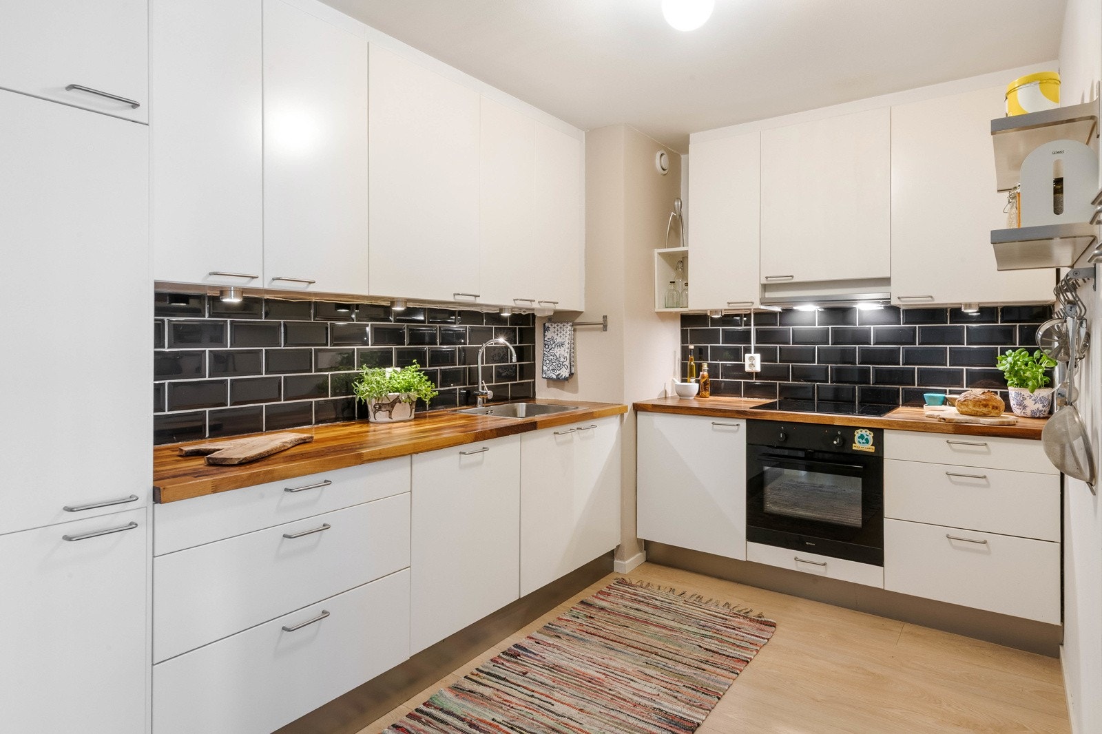 Kjøkken, ca. 9 m². Enstavs lyst laminatgulv fra 2021, samme som i stuen. Heltre, valnøtt benkeplater. Stor oppvaskkum med ettgreps blandebatteri. Galleribilde