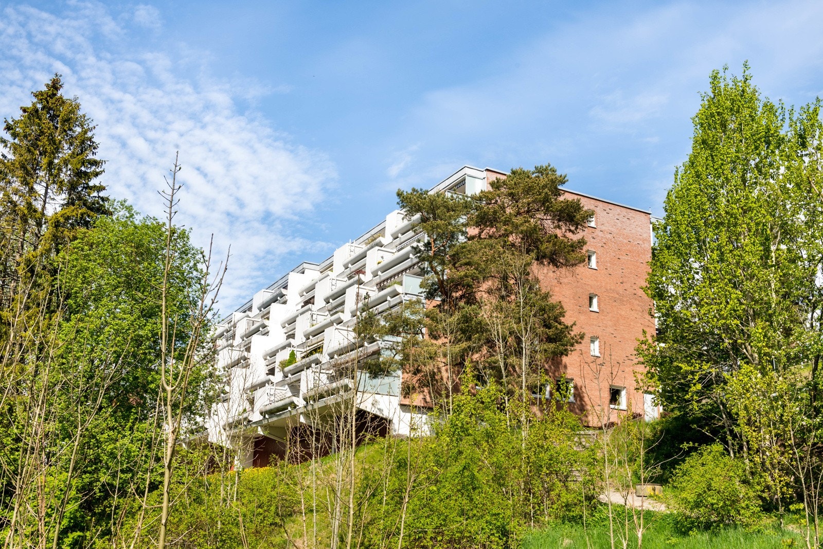 Leiligheten ligger naturskjønt til mot friareal. Foto tatt fra gang- og sykkelvei til Hvervenbukta. Galleribilde