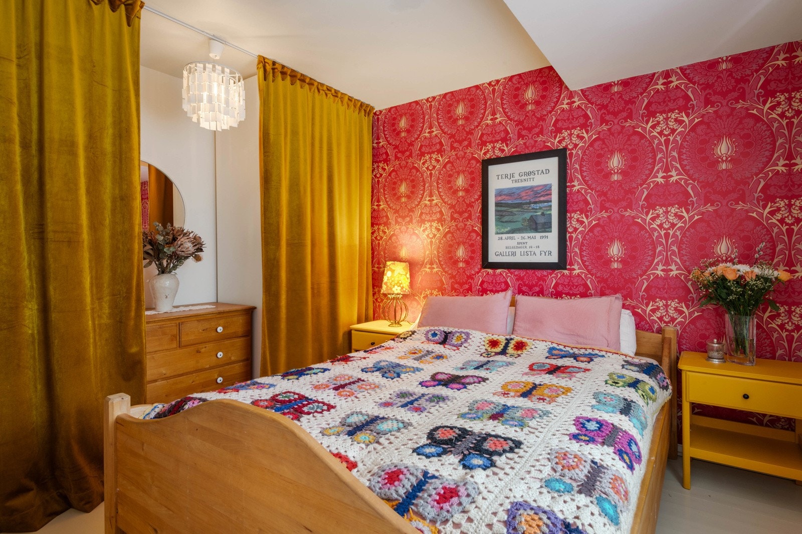 Soverom, ca. 9 m². Rommet har god plass til dobbeltseng. Soverommet har malt lyst gulv, malt strukturtapet på vegger samt en tapetsert vegg. Den ene veggen har innebygde skap og hyller med gardinskinne i taket. Galleribilde