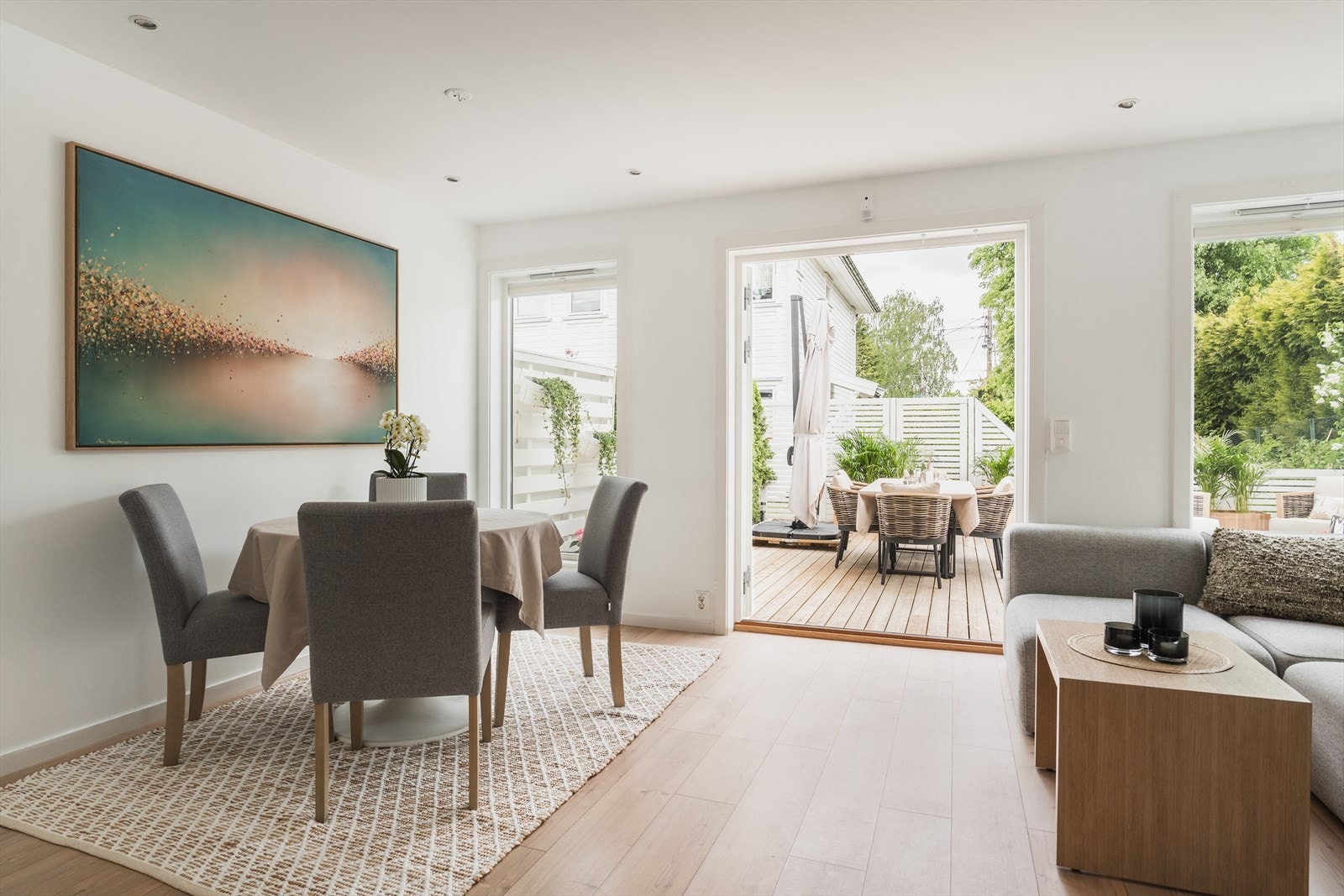 Huset har en svært praktisk planløsning med 3 soverom, romslig bad, eget vaskerom og sosial stue/kjøkkenløsning. Her har du alt du trenger for en enkel og behagelig hverdag Galleribilde