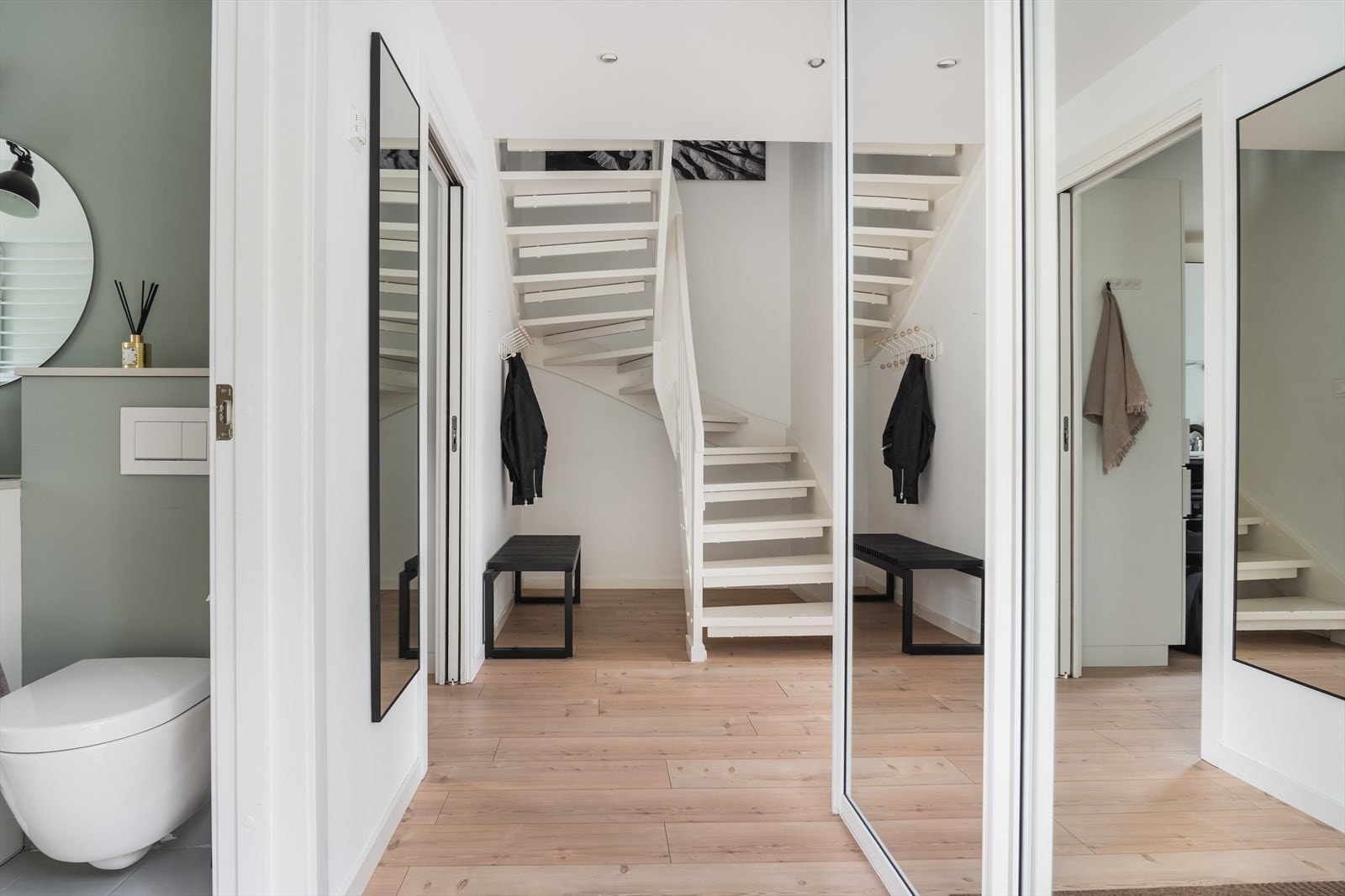 Stor skyvedørsgarderobe fra gulv til tak Galleribilde