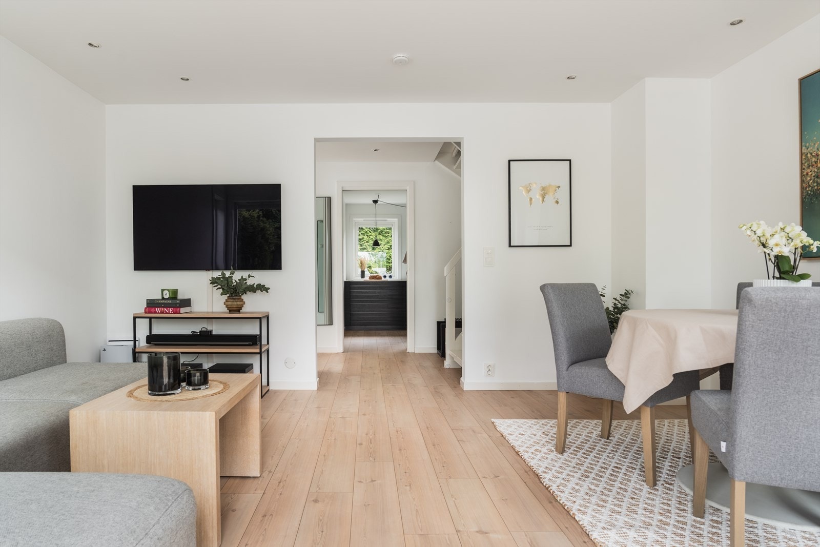 Stue med plass til sofagruppe og spisestue. Downlights i tak Galleribilde