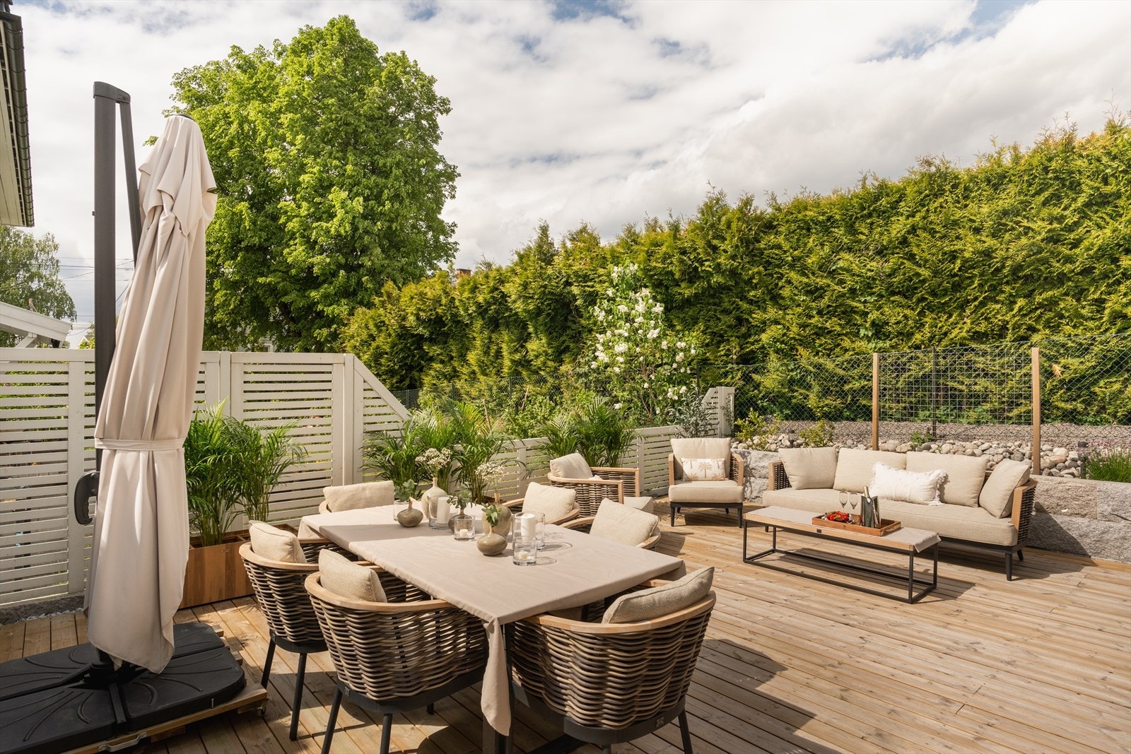Vestvendt terrasse i grønne omgivelser med plass til flere soner. Perfekt for lange kvelder med venner og familie Galleribilde