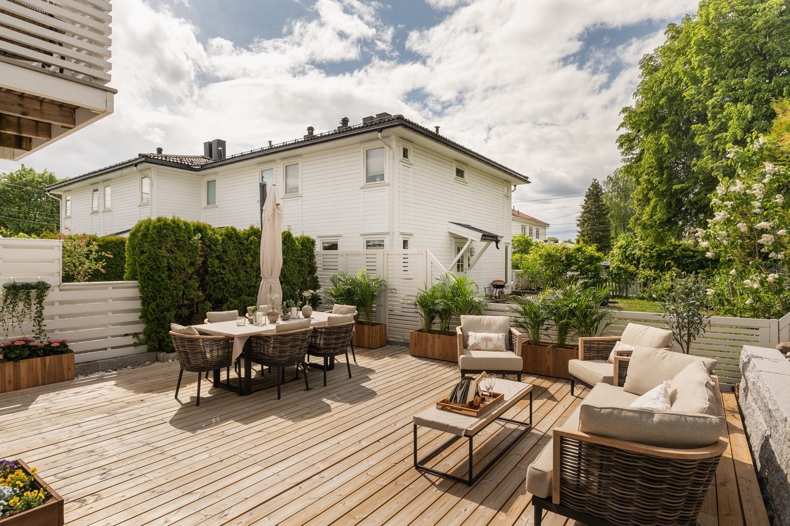 Hvem drømmer vel ikke om et hus innerst i rekken med 70 kvm. idyllisk markterrasse med sol hele dagen. Her kan man skape sin egen grønne oase Galleribilde