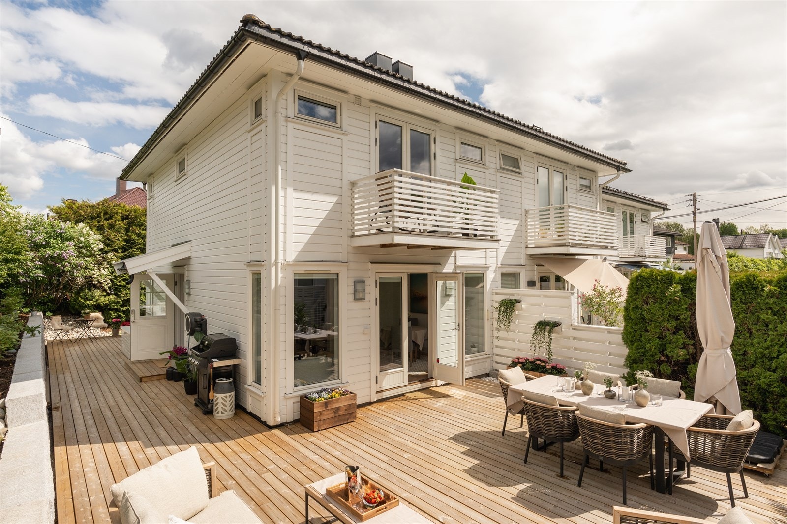 Velkommen til Eddaveien 24D - Tilbaketrukket i stille vei, med nydelig solforhold med sen kveldssol. Underjordiske garasjekjeller med 2 parkeringsplasser og bod med stikkontakt. Galleribilde