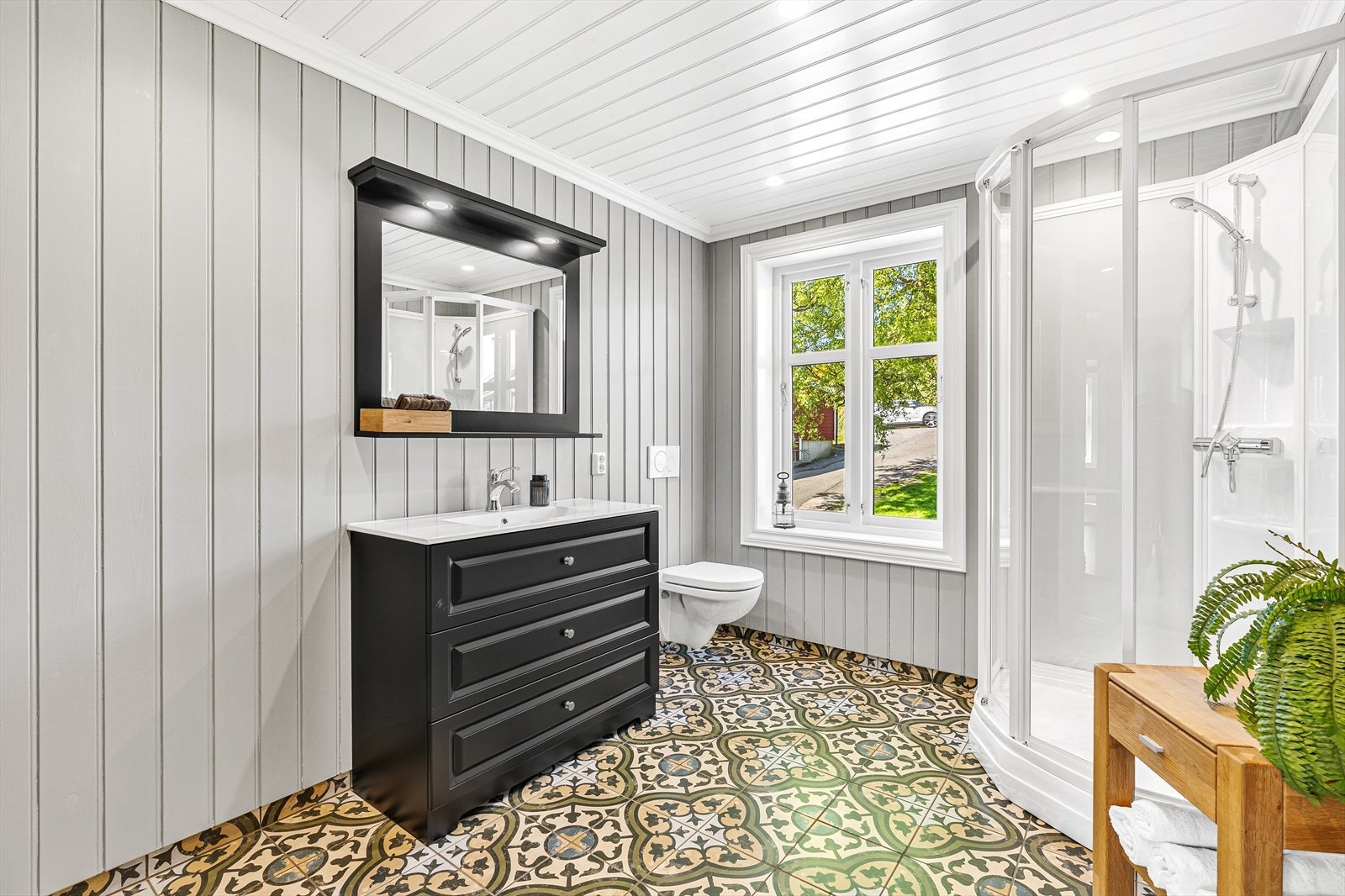 Flott bad med flislagt gulv m/varme og downlights Galleribilde