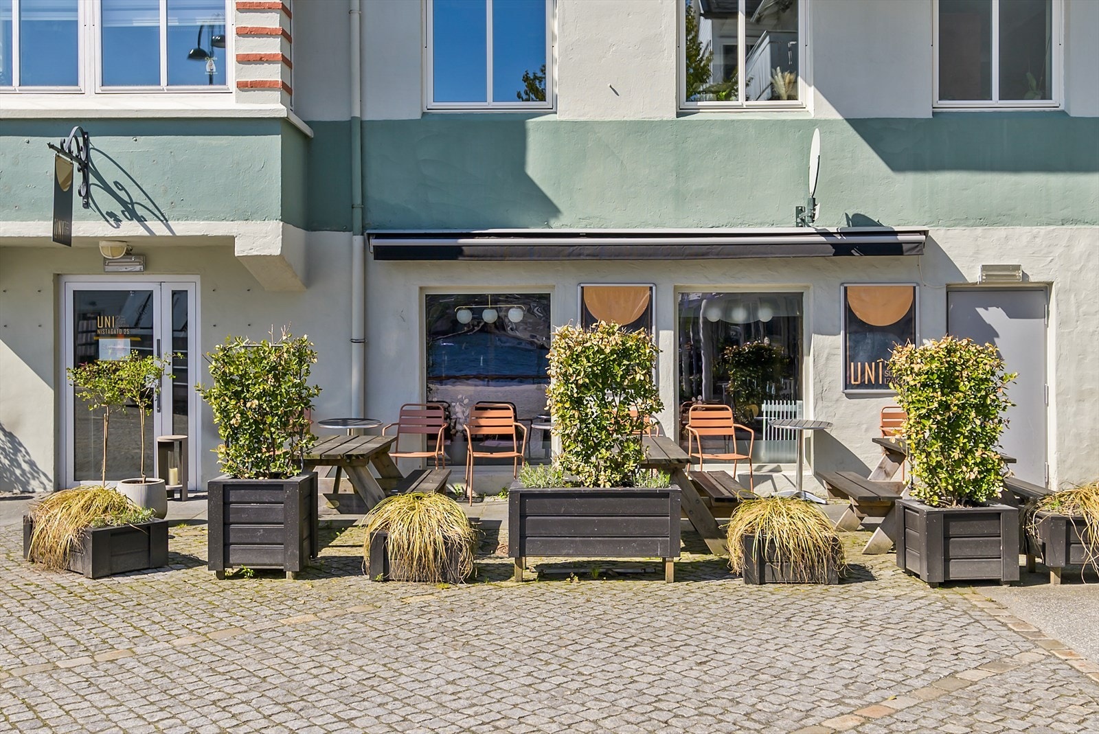 Sentrum byr på koselige kaféer og restauranter - her; nye "Uni Sushi & Izakaya" som absolutt kan anbefales! Galleribilde