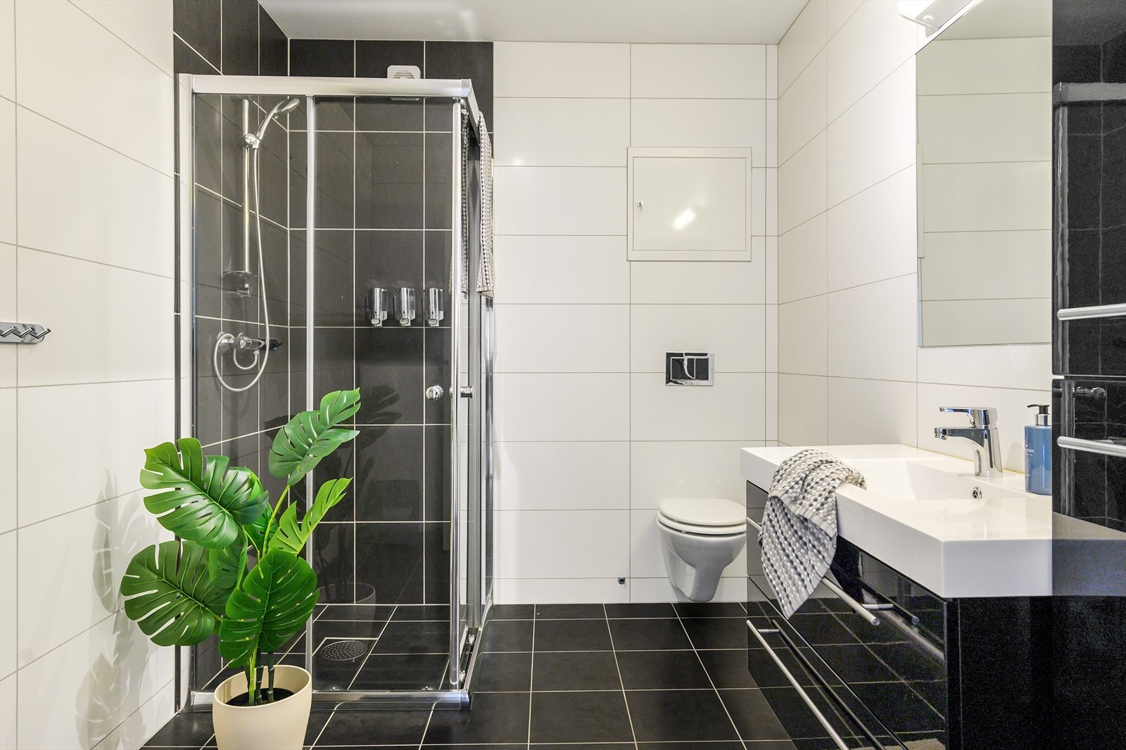 Badet er av god størrelse og har opplegg for vaskemaskin samt elektrisk avtrekk og rør-i-rør system Galleribilde