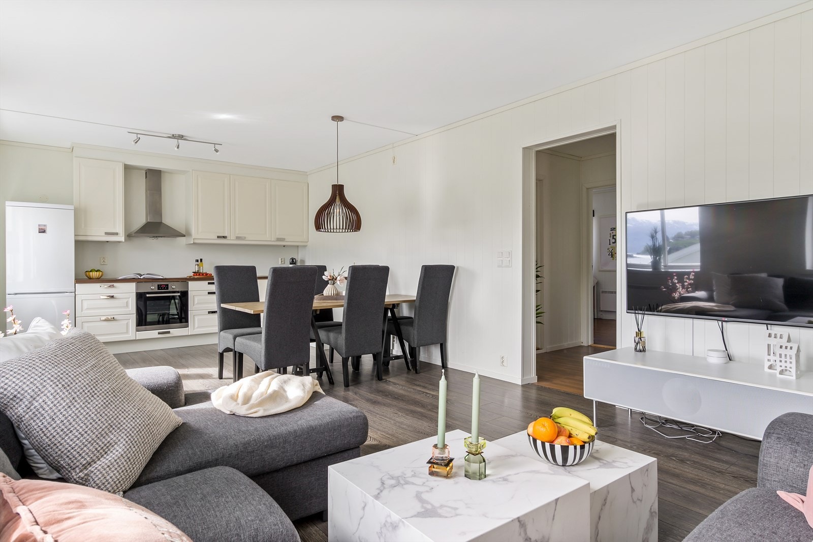 Oppholdsrommet måler hele 29,4 m², som gir plass til stor sofagruppe... Galleribilde