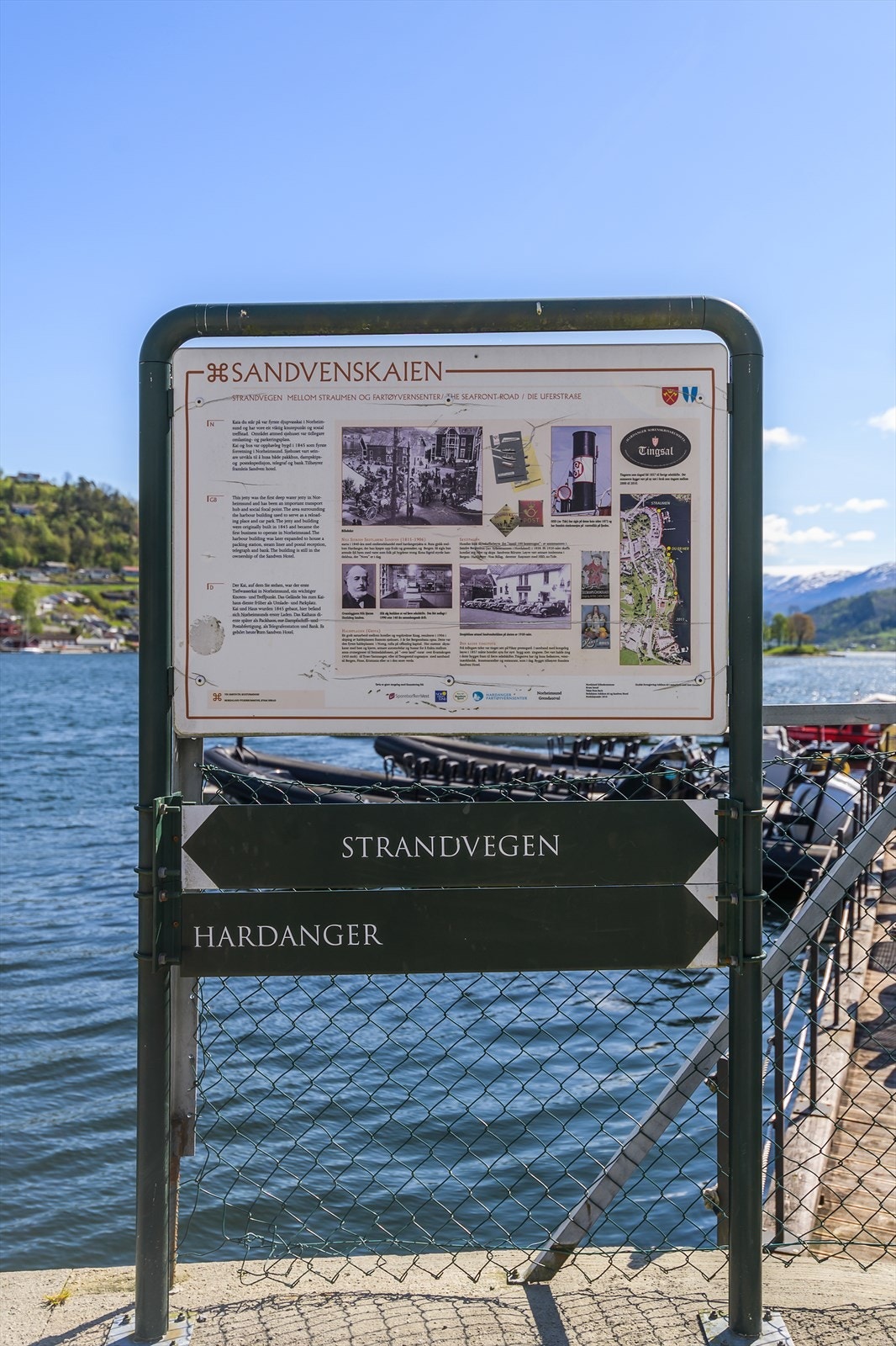 På sommerstid kan man bade ved sandstranden eller ta en rolig søndagstur bortover strandpromenaden. Midt i sentrum er det stor og flott gjestekai og kaipromenade - meget populært for båt-turistene! Galleribilde
