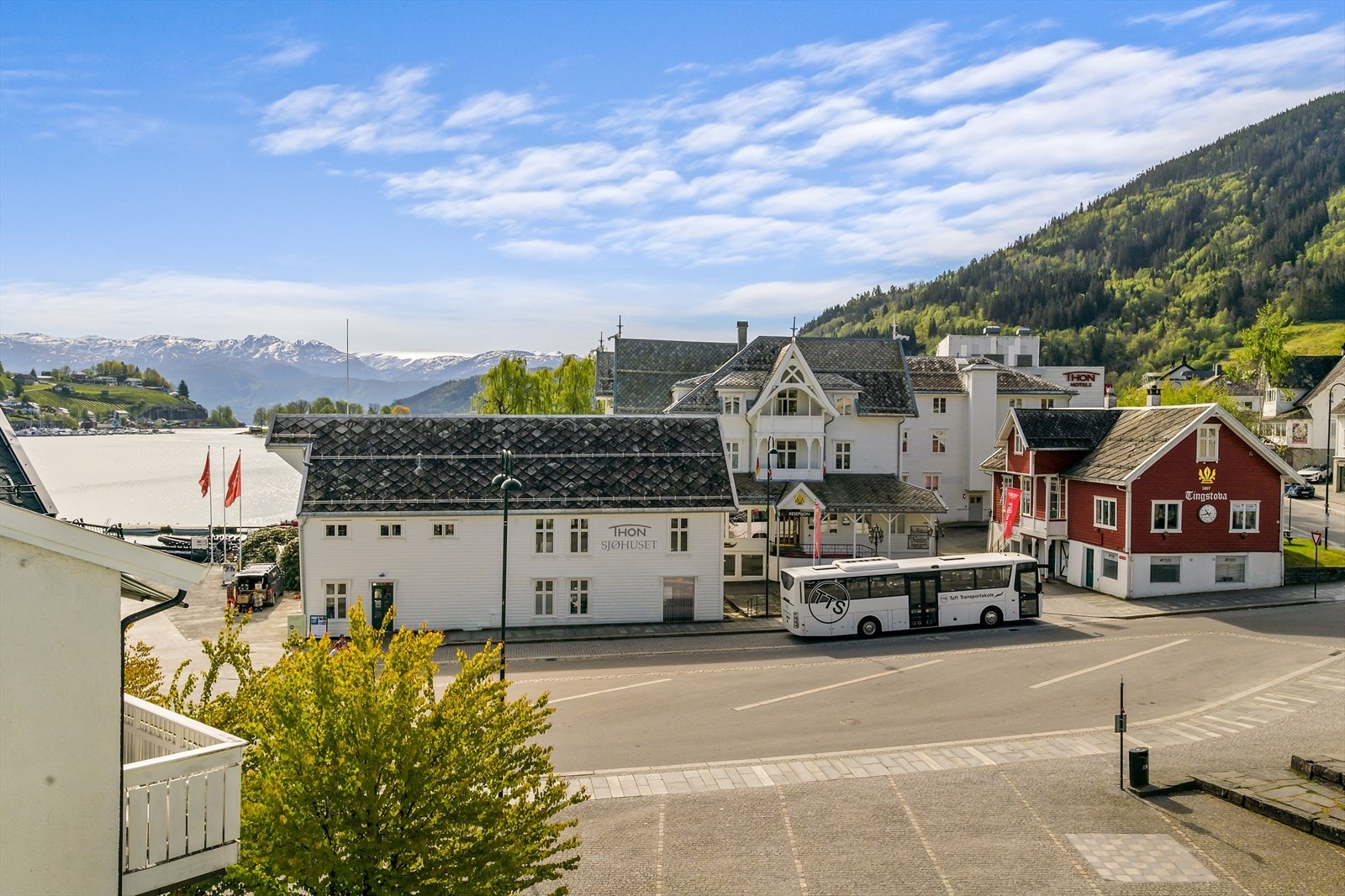 Det er gode bussforbindelser fra Norheimsund samt båtruter til ulike steder langs Hardangerfjorden. Ca. 1 time og 15 min. kjøreavstand til Bergen. Ca. 15 minutter til Kvamskogen Galleribilde