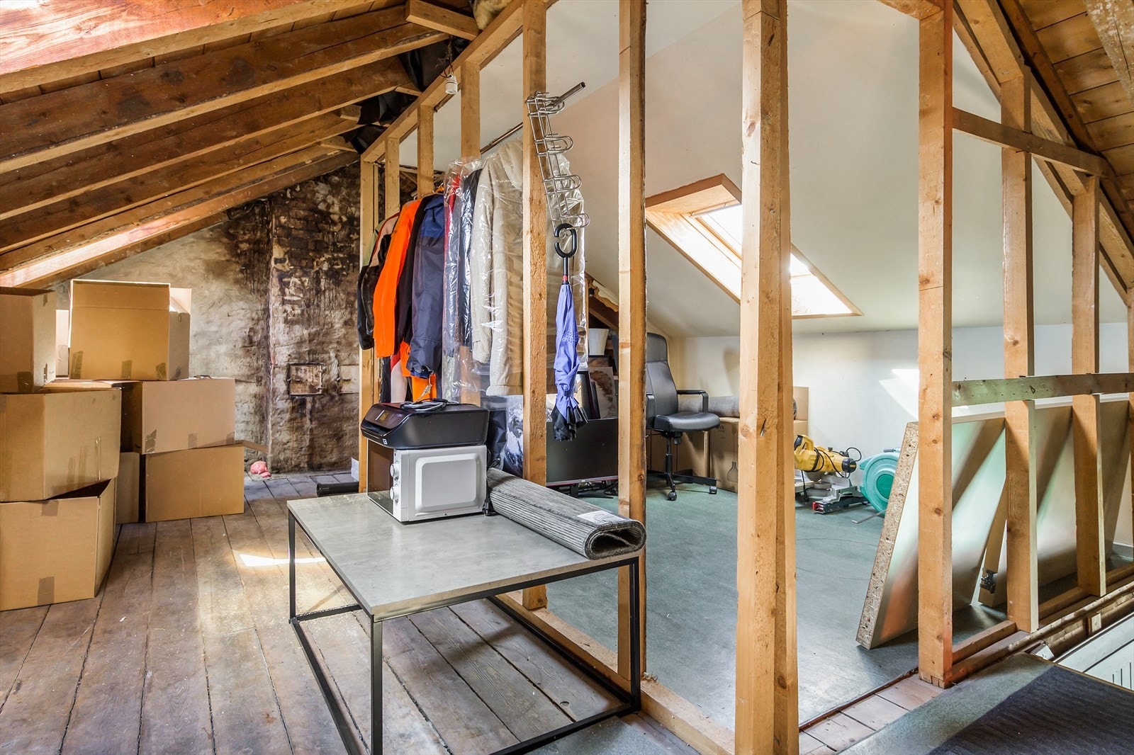 Loftet er uinnredet og delvis oppdelt. Det er lagt opp rør til vann og avløp på loft Galleribilde