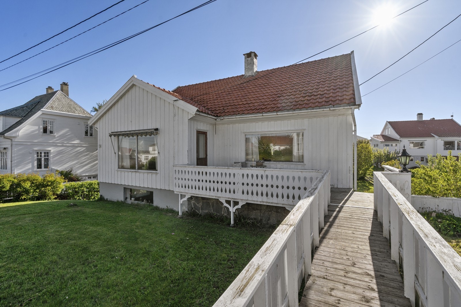 Boligen har en stor, vestvendt terrasse med gode solforhold (ikke byggemeldt/godkjent) Galleribilde