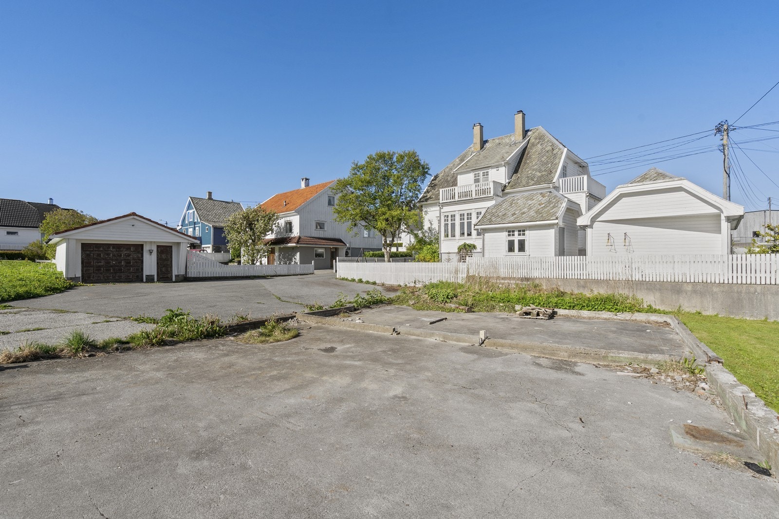 Den andre ubebygde tomten har at areal på 445,2 kvm - denne tomten består i dag hovedsaklig av asfaltert gårdsrom og betongplatting Galleribilde