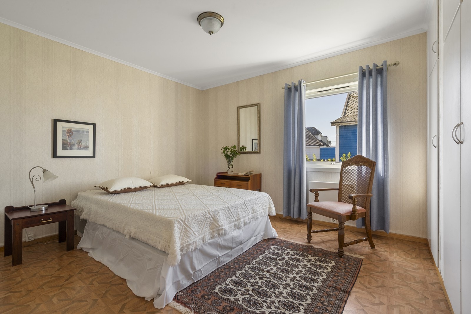 Stort og godt hovedsoverom med masse garderobeplass Galleribilde