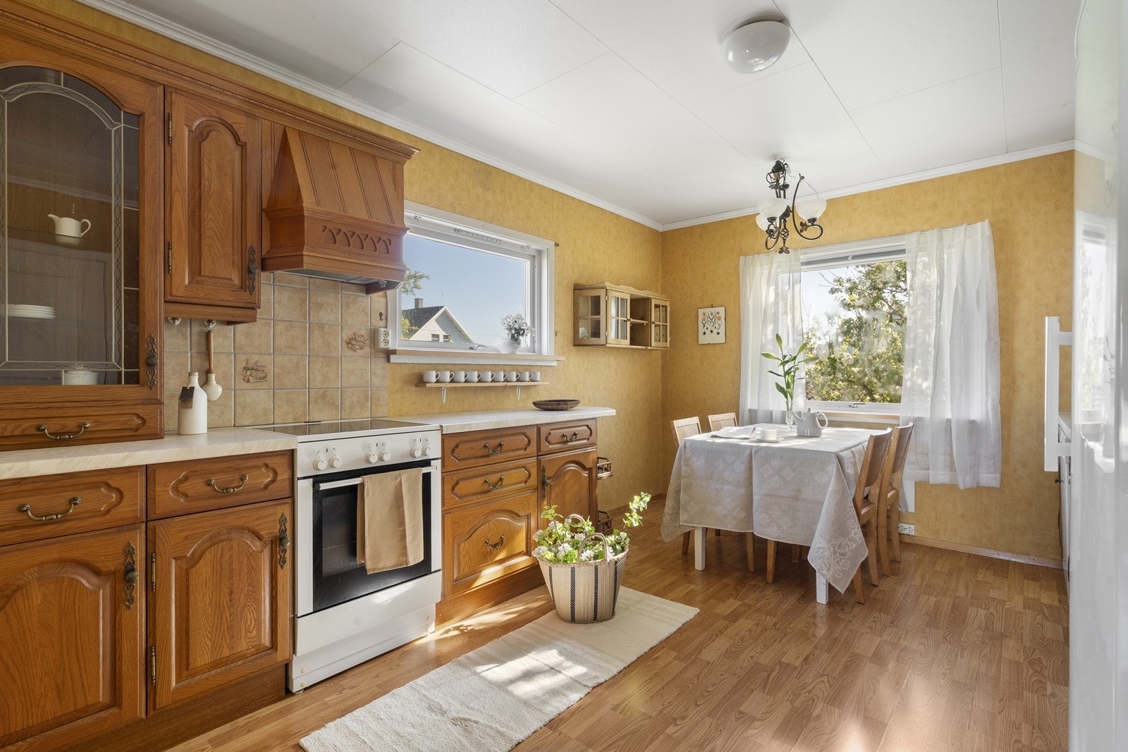 Romslig kjøkken med god skap- og benkeplass Galleribilde