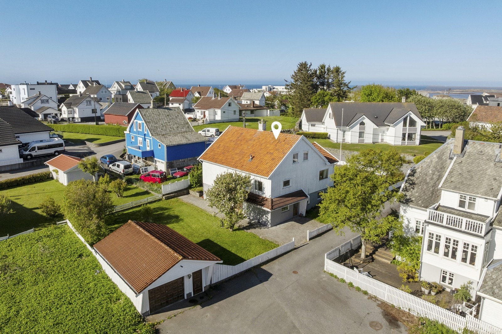 På den bebygde tomten er i dag oppført en eldre enebolig fra 1959 som er innredet over tre plan samt en frittstående garasje Galleribilde