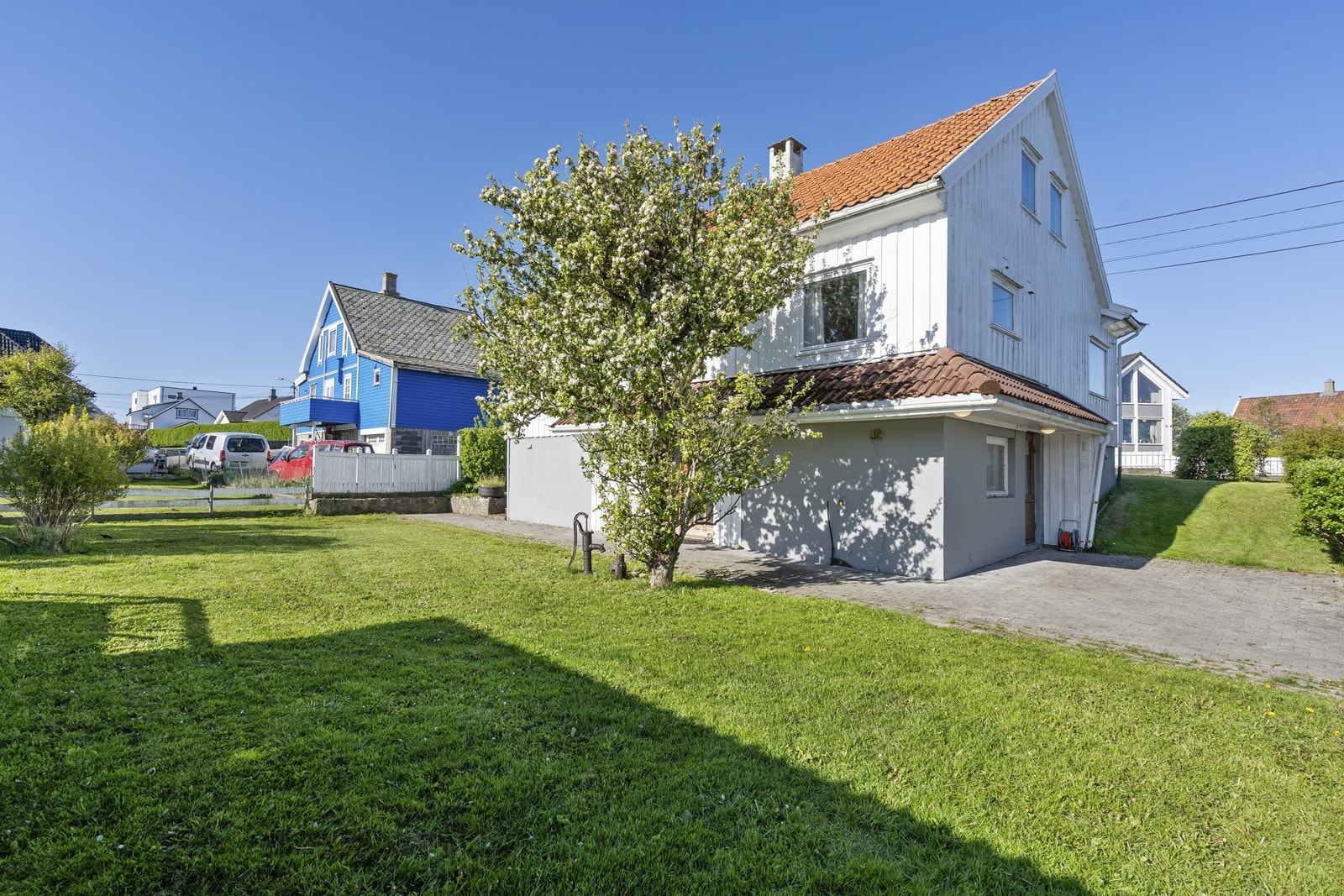 Tomten boligen er oppført på har et areal på 682 kvm, og har en stor hage som byr på rikelig med boltreplass for hele familien Galleribilde