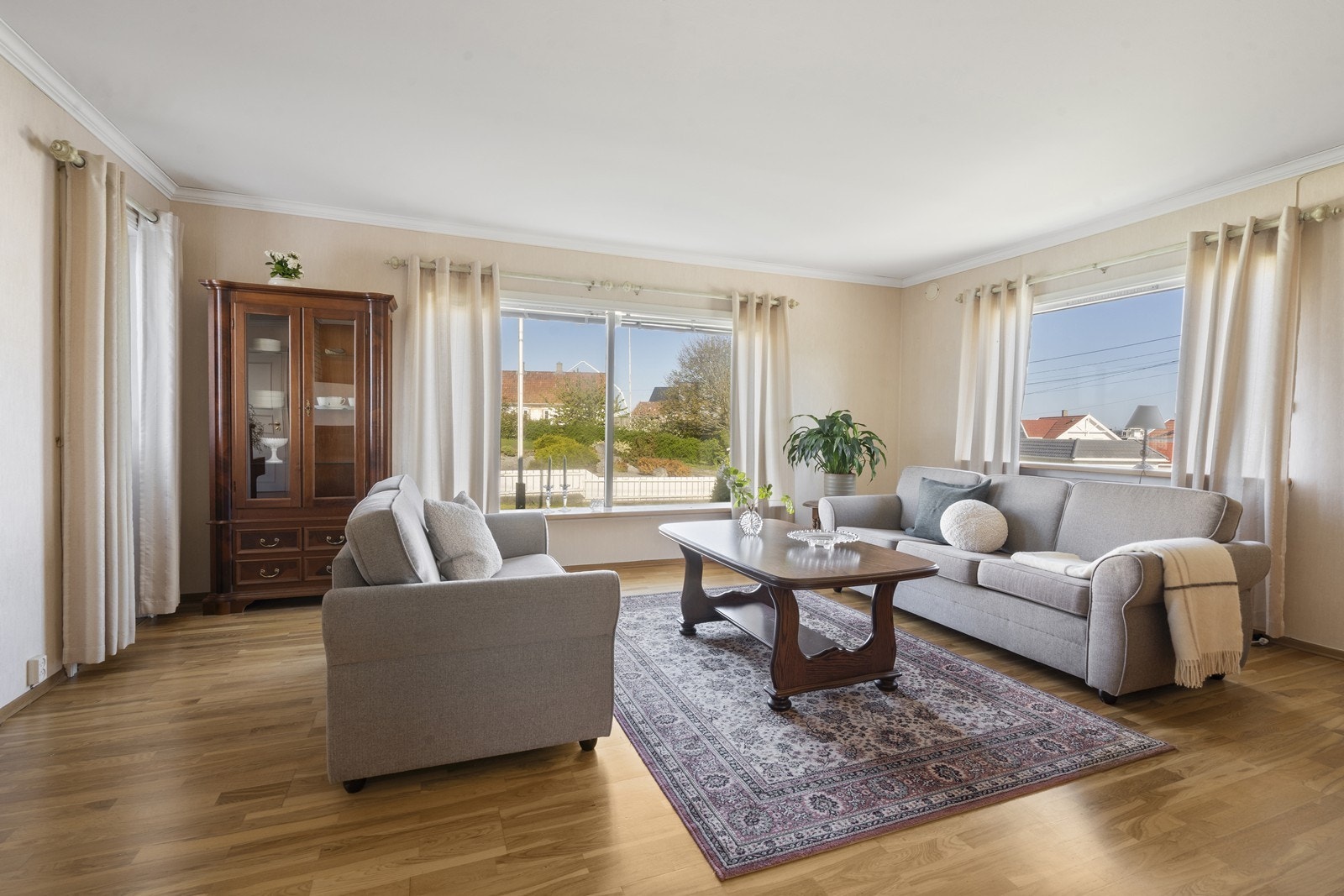 Boligen har en lys og romslig stue med god plass til sofagruppe og spisebord Galleribilde