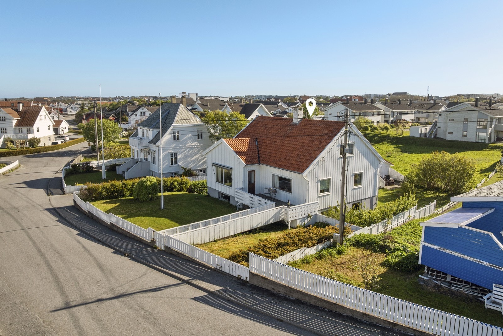 Eiendommen har en svært sentral og attraktiv beliggenhet i Åkrehamn Galleribilde