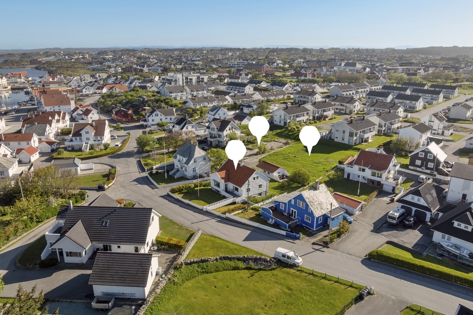 Strandavegen 74 er en sjelden mulighet for utbyggere eller andre som ønsker å utvikle eiendommen - her får man en enebolig med to tilhørende ubebygde tomter som også er regulert til bolig Galleribilde