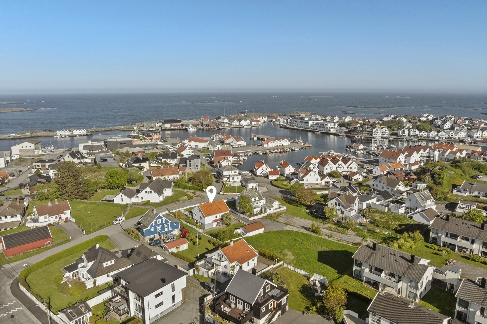 Herfra er det kort vei til både skole, barnehage, butikker, idylliske Åkrasanden og sentrum med alle dens fasiliteter Galleribilde
