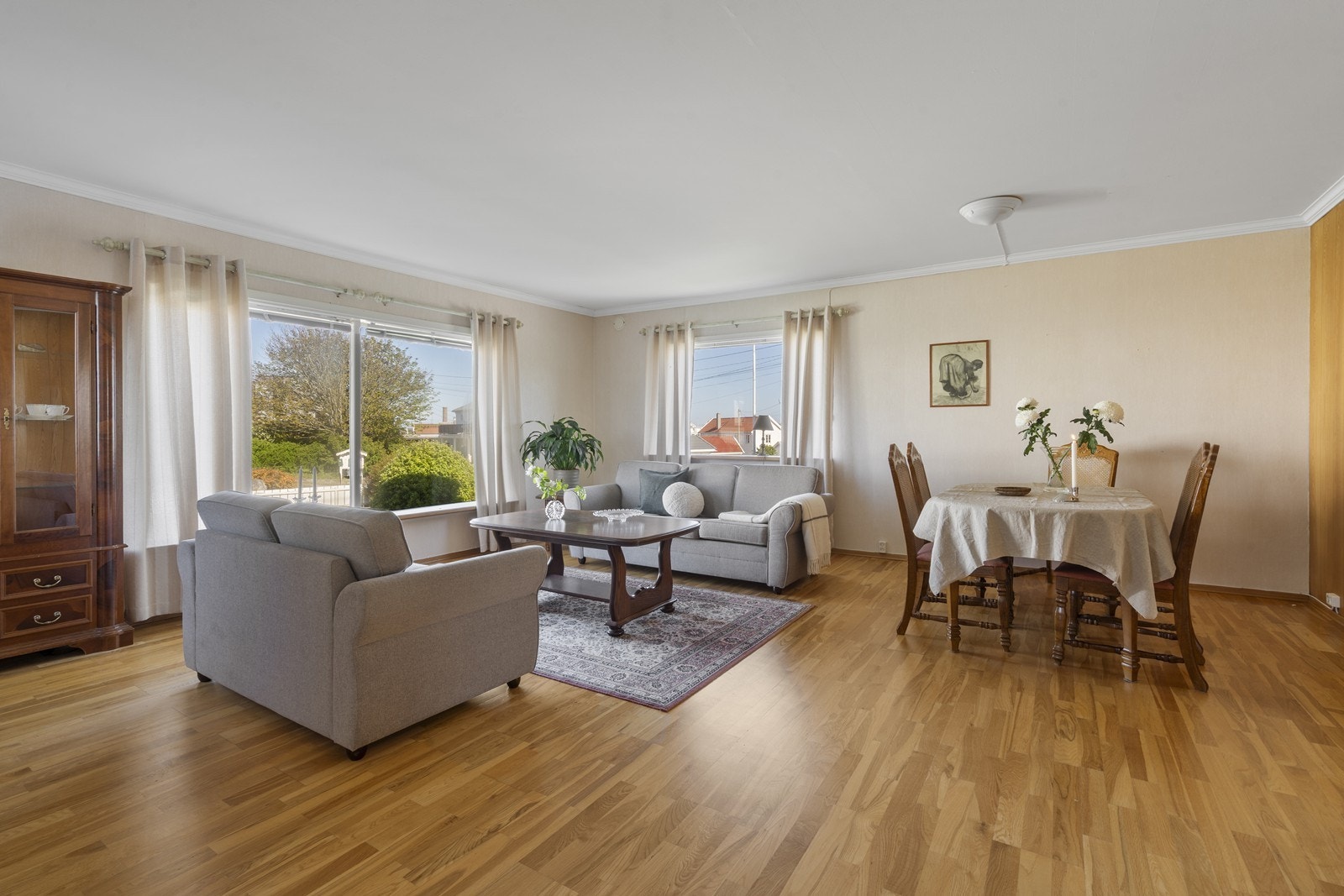 Store vinduer sørger for masse naturlig lysinnslipp Galleribilde