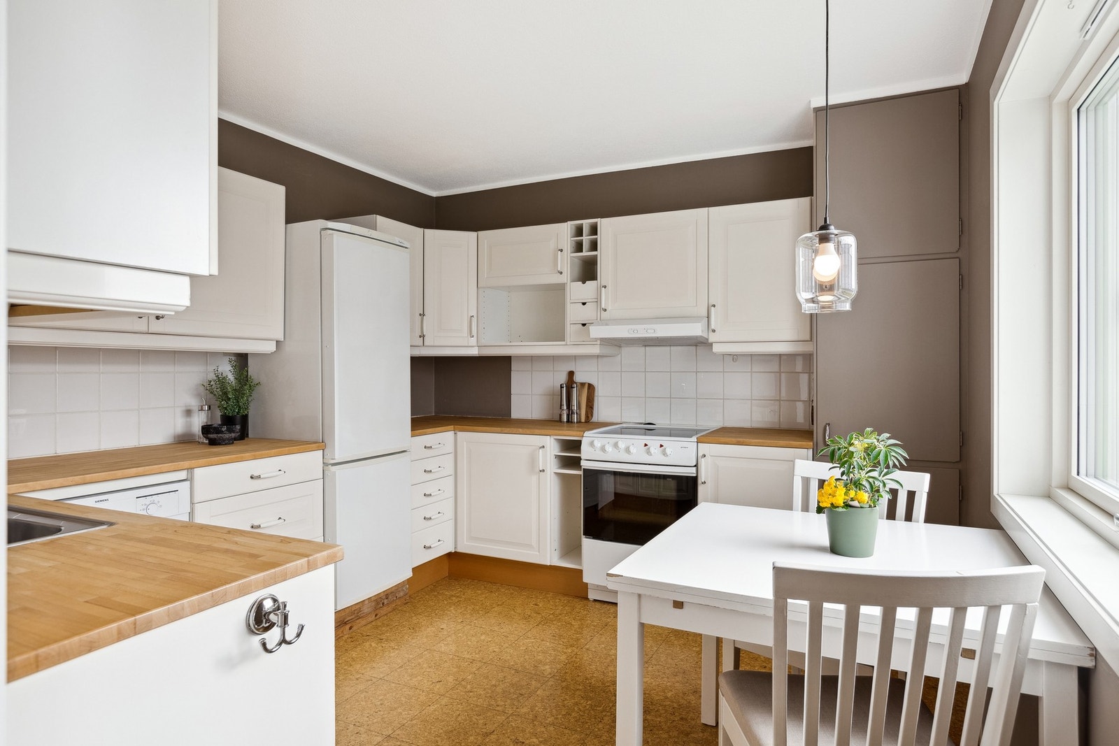 Det er nylig skiftet ut ventilator over platetopp, og kjøkkenbenken har blitt godt vedlikeholdt med pussing og oljing. Galleribilde