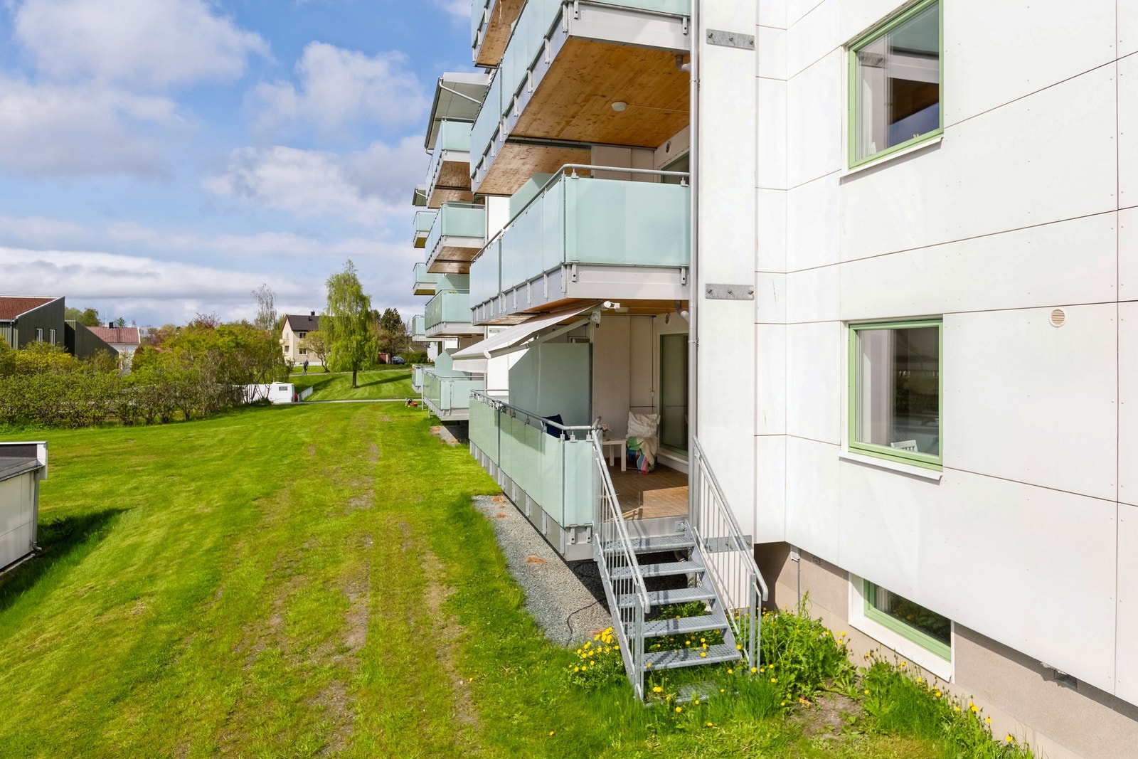 Det er trapp ned fra balkongen til fellesområdet - noe som er optimalt om man har barn eller dyr. Galleribilde