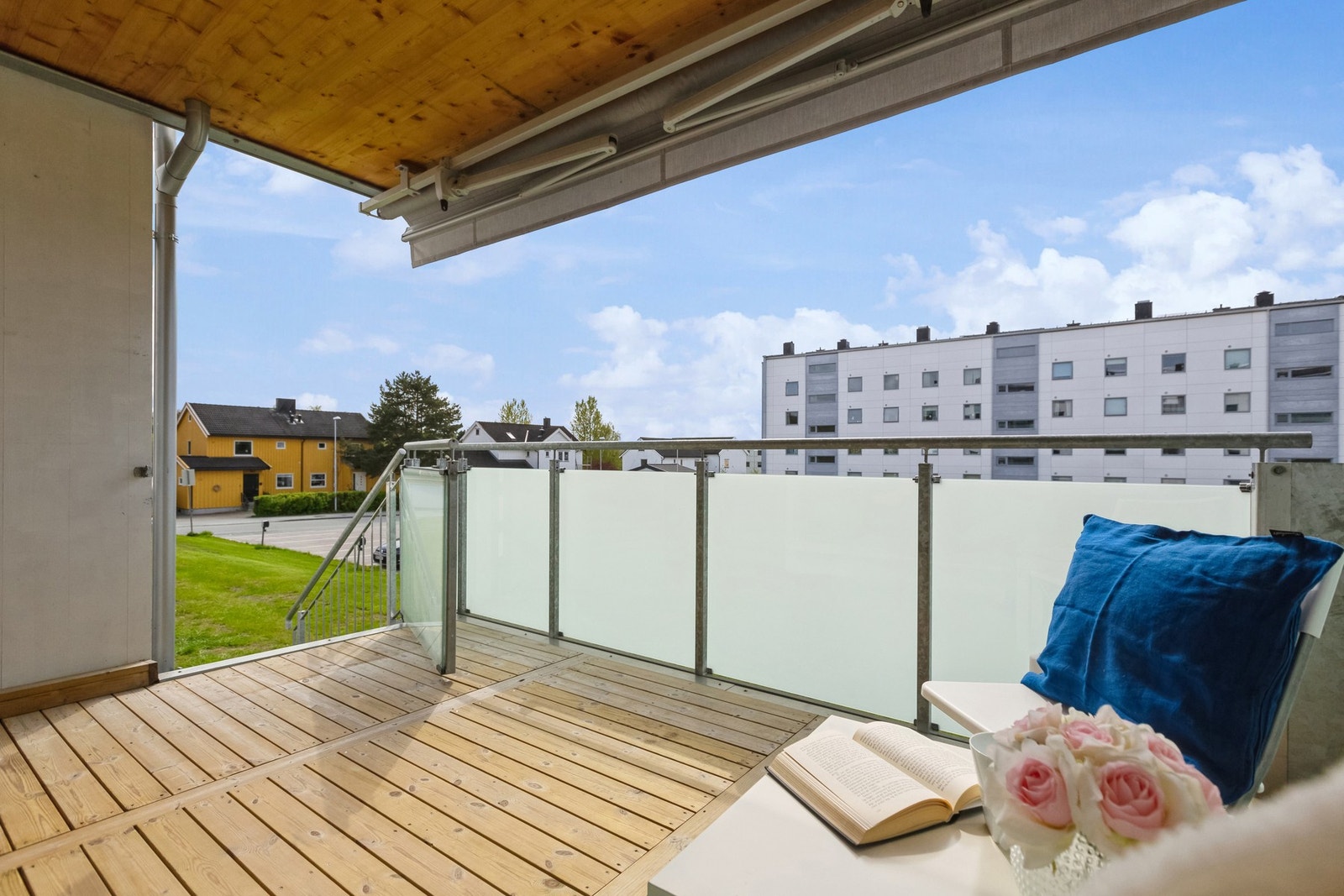 Solrik balkong med god plass til utemøbler. Galleribilde