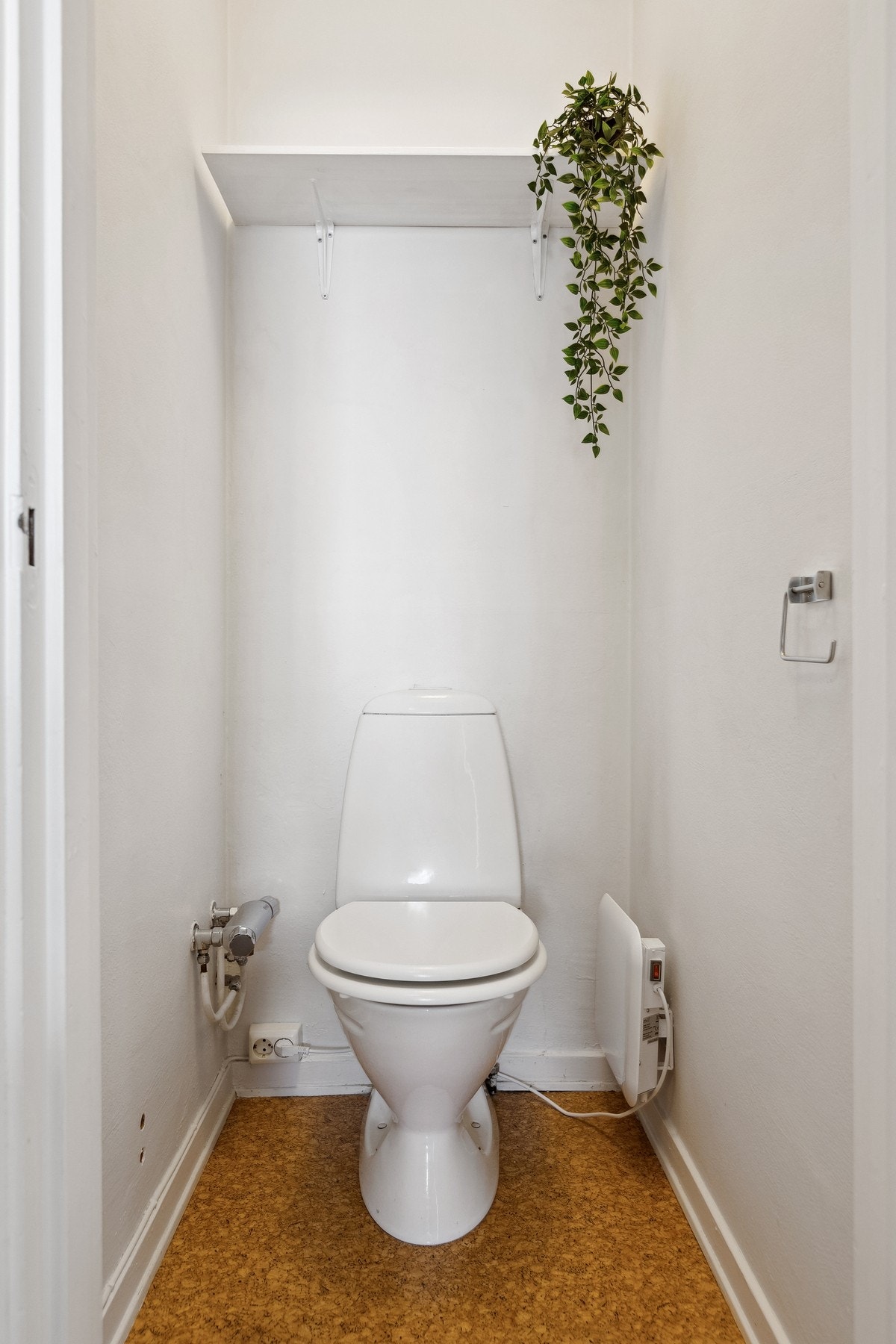 Leiligheten har separat toalettrom der det er montert blandebatteri slik at man enkelt kan installere vask. Galleribilde