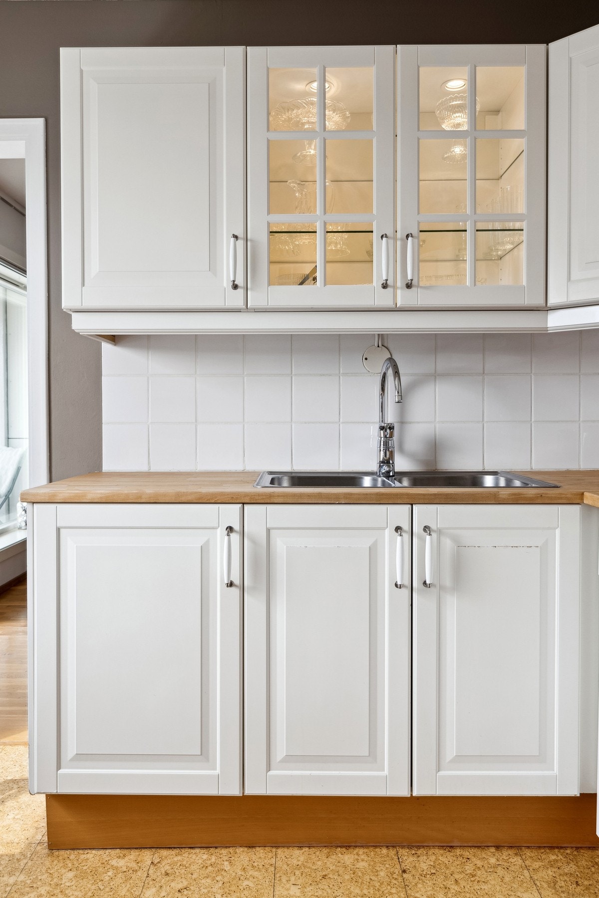 Innredning med profilerte fronter fra 2006. Galleribilde