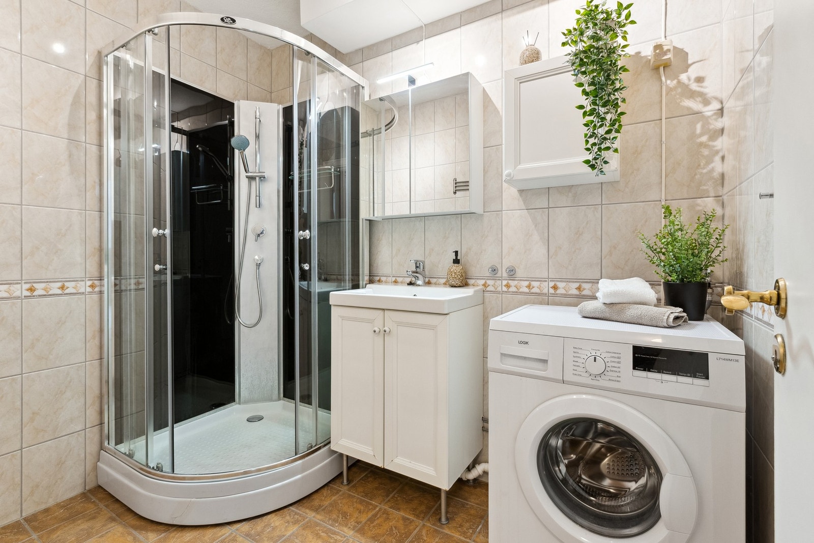 Praktisk bad med alt samlet på ett sted. Galleribilde