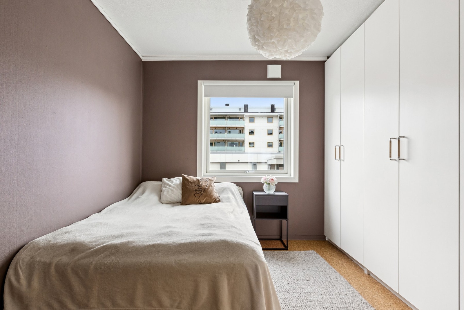 Romslig soverom med plass til dobbeltseng og stor garderobe. Galleribilde