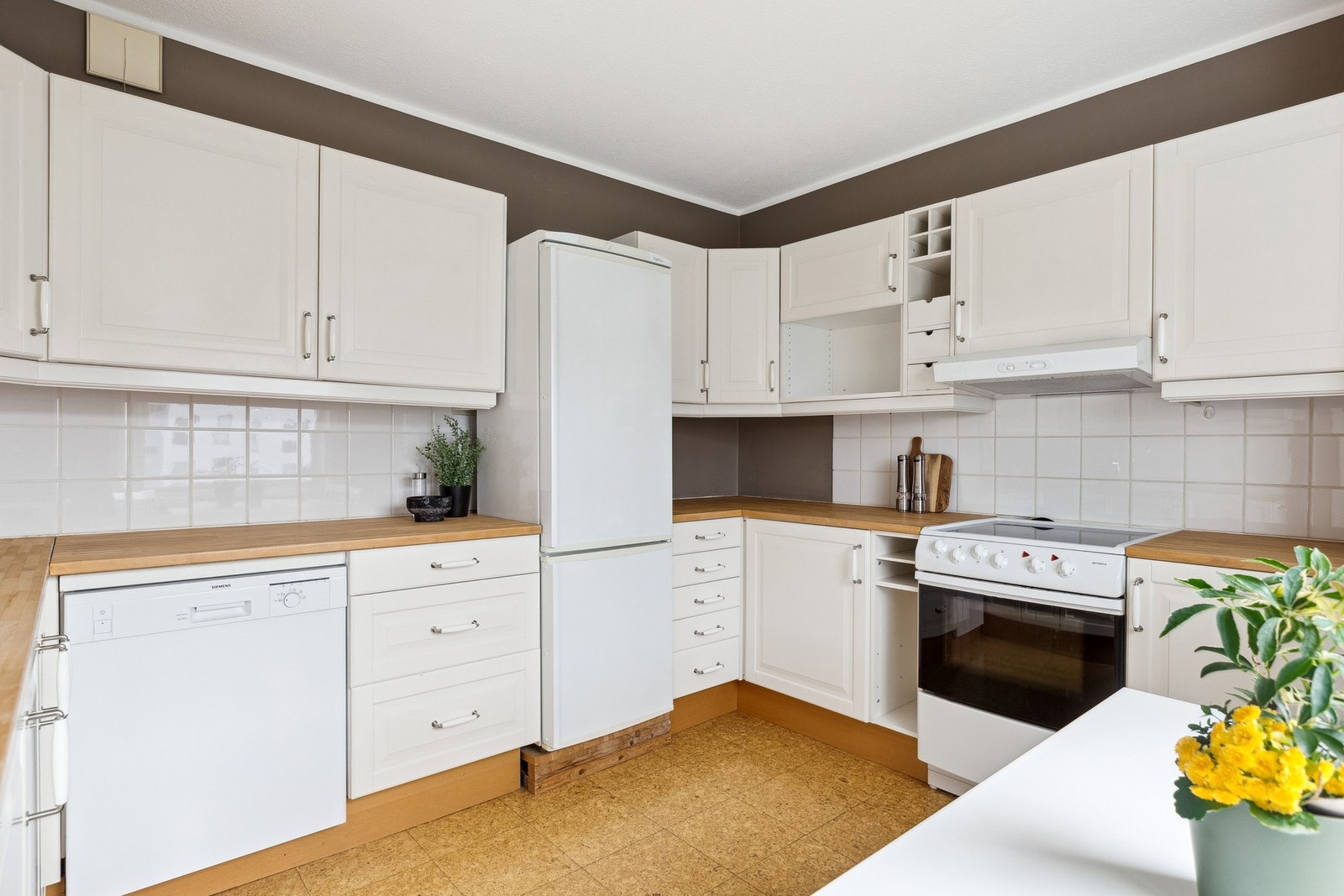 Lyst og klassisk kjøkken med god benkeplass. Galleribilde