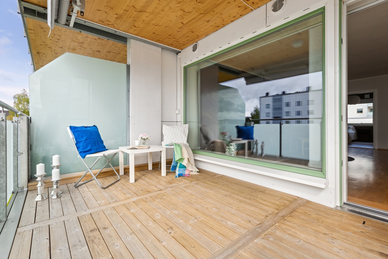 Uteplass som fungerer som en forlengelse av stuen. Her er det også solskjerming. Galleribilde