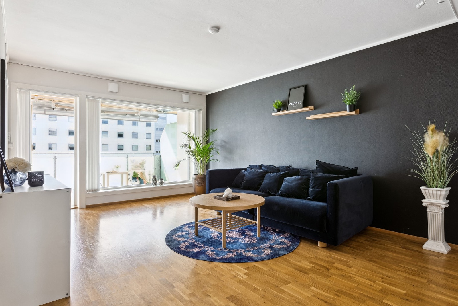 Store vindusflater sørger for rikelig lysinnslipp gjennom dagen. Galleribilde