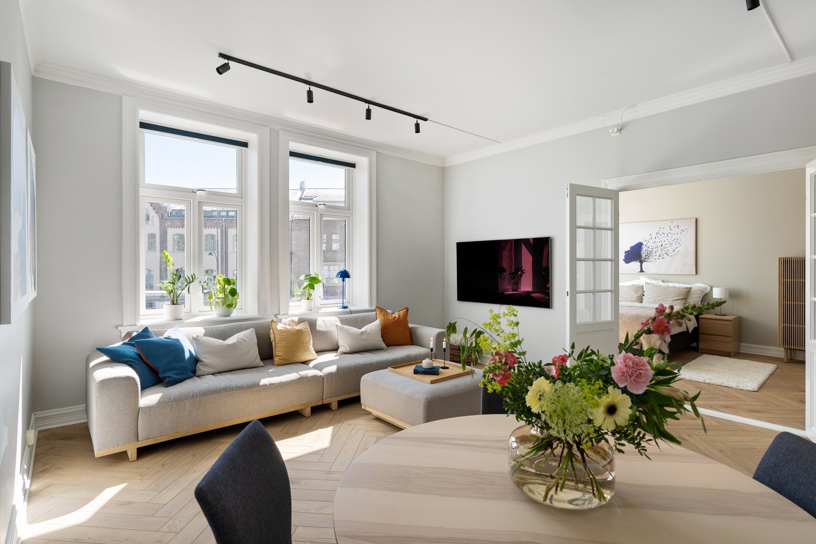 I en praktfull bygård fra 1912, skjermet og høyt hevet over gateplan, ligger denne drømmeleiligheten som kombinerer klassisk eleganse med moderne komfort. Galleribilde