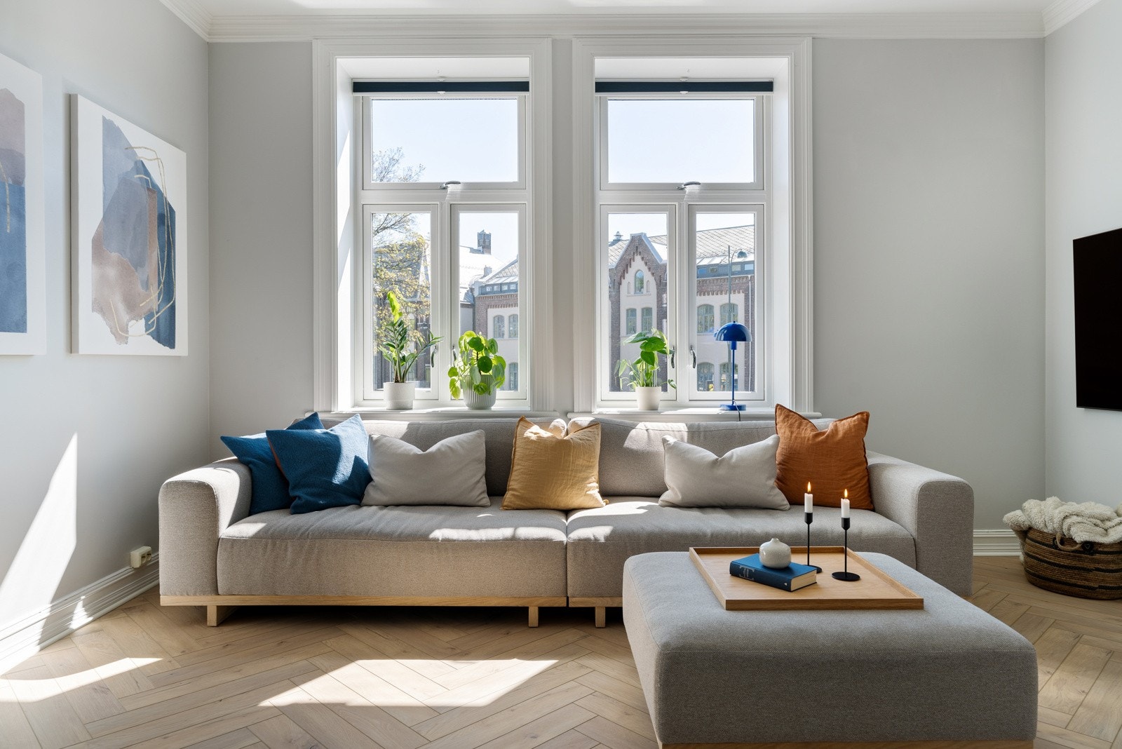 Dype vinduskarmer og naturlig dagslys som treffer de fint oppussede overflatene. Galleribilde