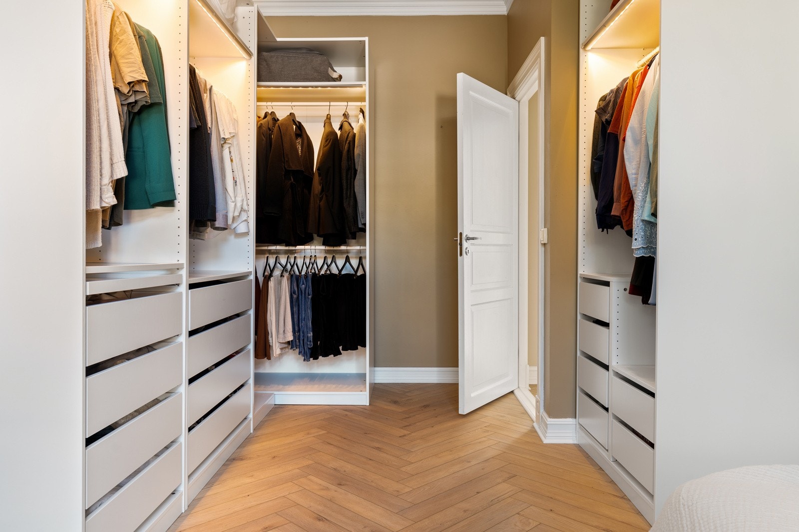 Soverommet er i tillegg innredet med en innholdsrik garderobeløsning som gir plass for klær og sko. I tillegg disponerer seksjonen 2 private boder. Galleribilde