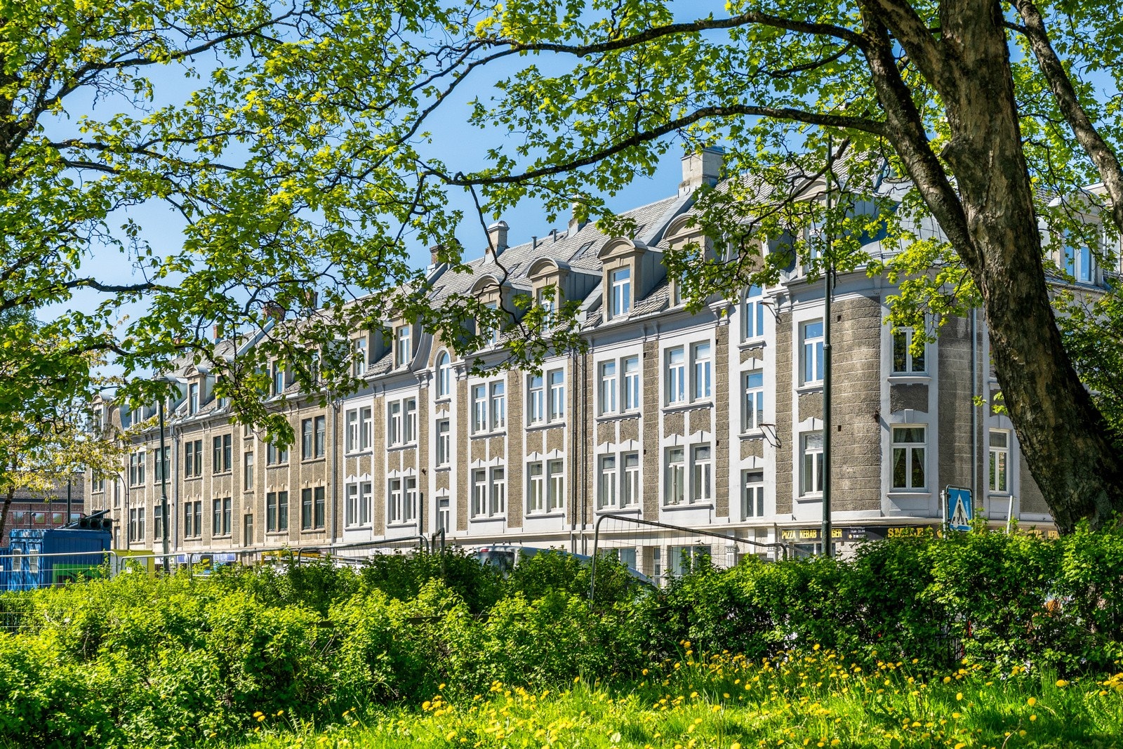 Den ærverdige bygården ligger attraktivt til like ved Lademoparken som er bydelens grønne lunge. Galleribilde