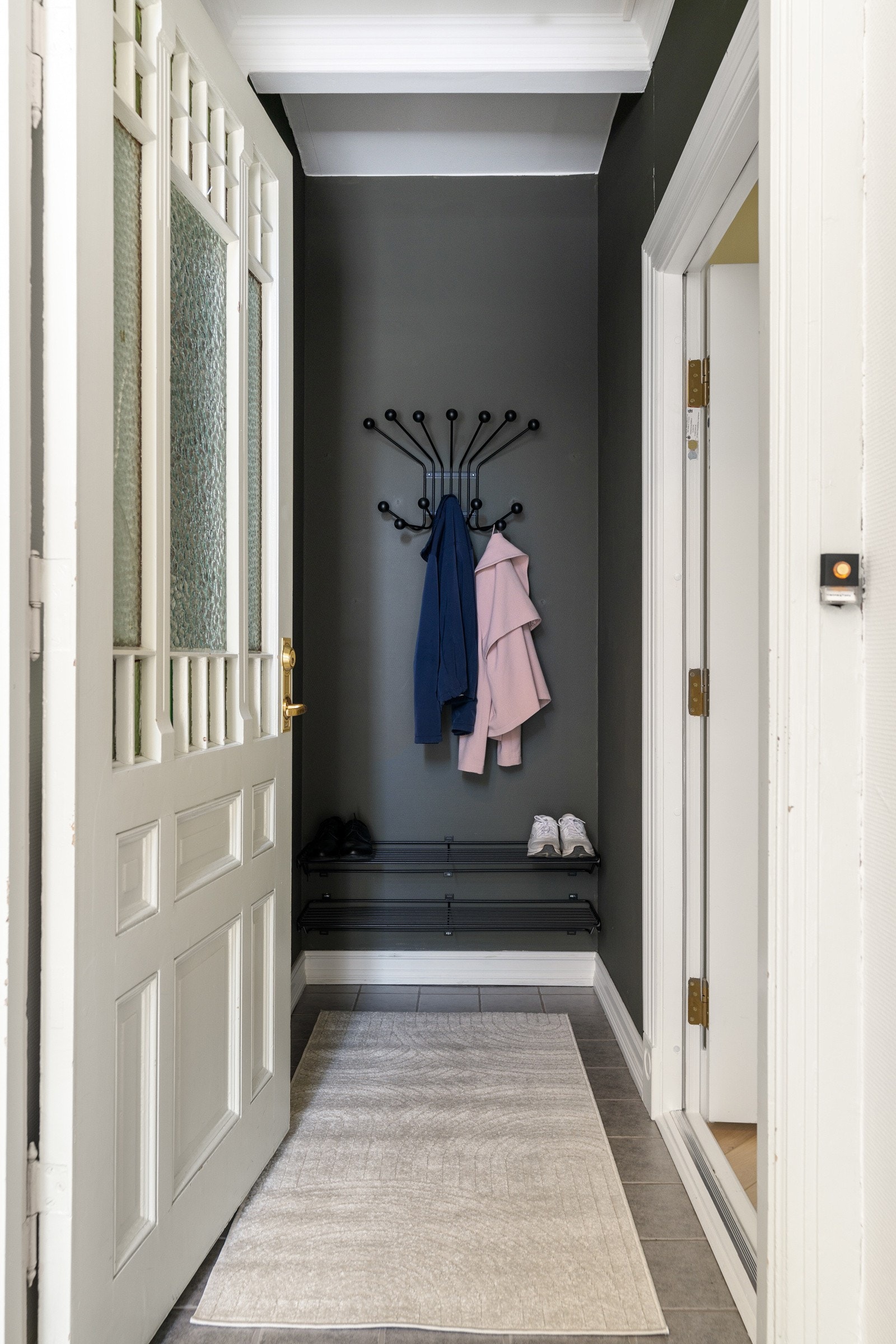 Når du kommer inn i oppgangen, møter du det som kjennetegner ekte bygårder - høy himling, solide detaljer, brede dører og en atmosfære som bærer med seg over 100 års historie. Galleribilde