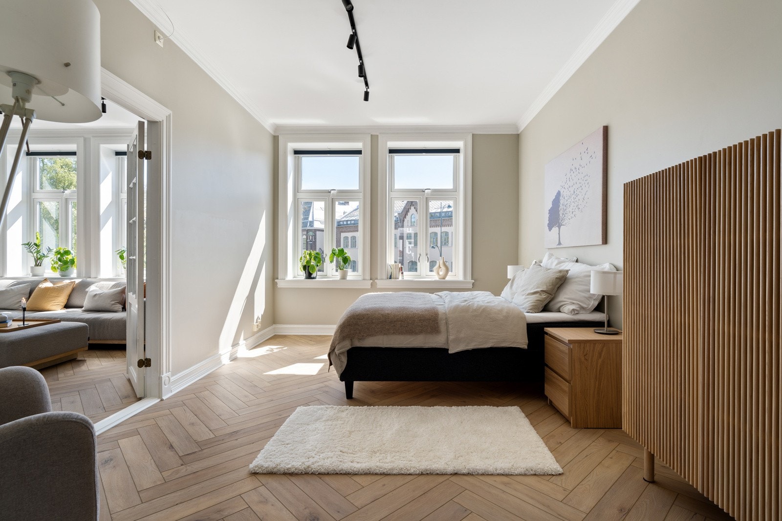 Det er to fine soverom i leiligheten; begge er malt i tidsmessige fargetoner som står godt til det elegante fiskebensmønsteret. Galleribilde