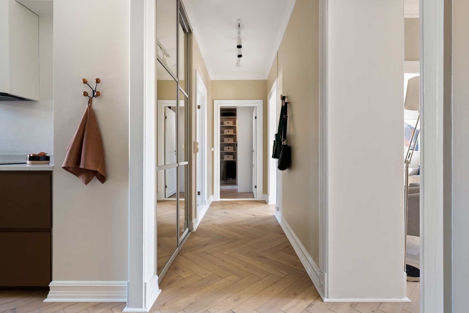 Det er god plass til oppbevaring av klær og sko i en romslig skyvedørsgarderobe. Galleribilde