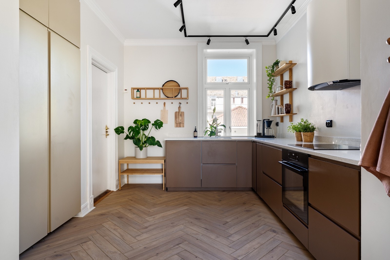 Kjøkkenet er utstyrt med oppvaskmaskin, induksjonstopp, avtrekksvifte fra Røroshetta samt en praktisk skuff-i-skuff-løsning. Et helintegrert kjøle- og fryseskap gir deg både kjøl og frys i en elegant pakke. Galleribilde