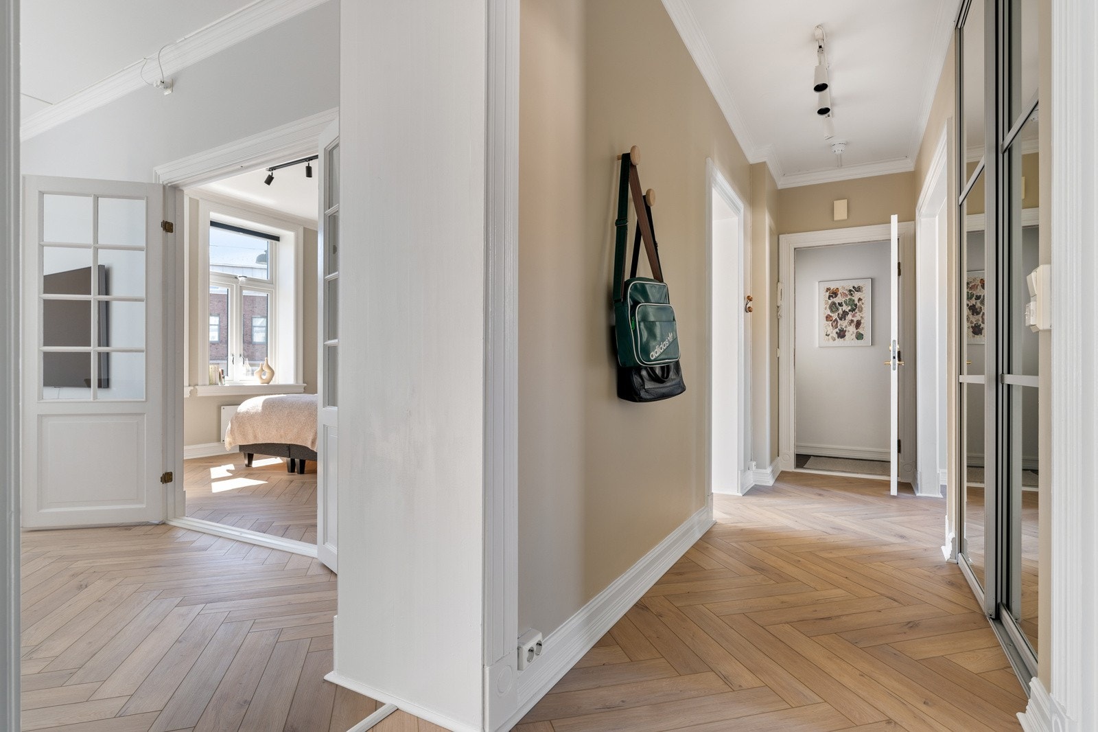 Her får du klassiske detaljer som dype vinduskarmer, nydelig listverk, Coretec - klikkvinyl i fiskebensmønster, samt en takhøyde på ca. 2,85 meter. Galleribilde