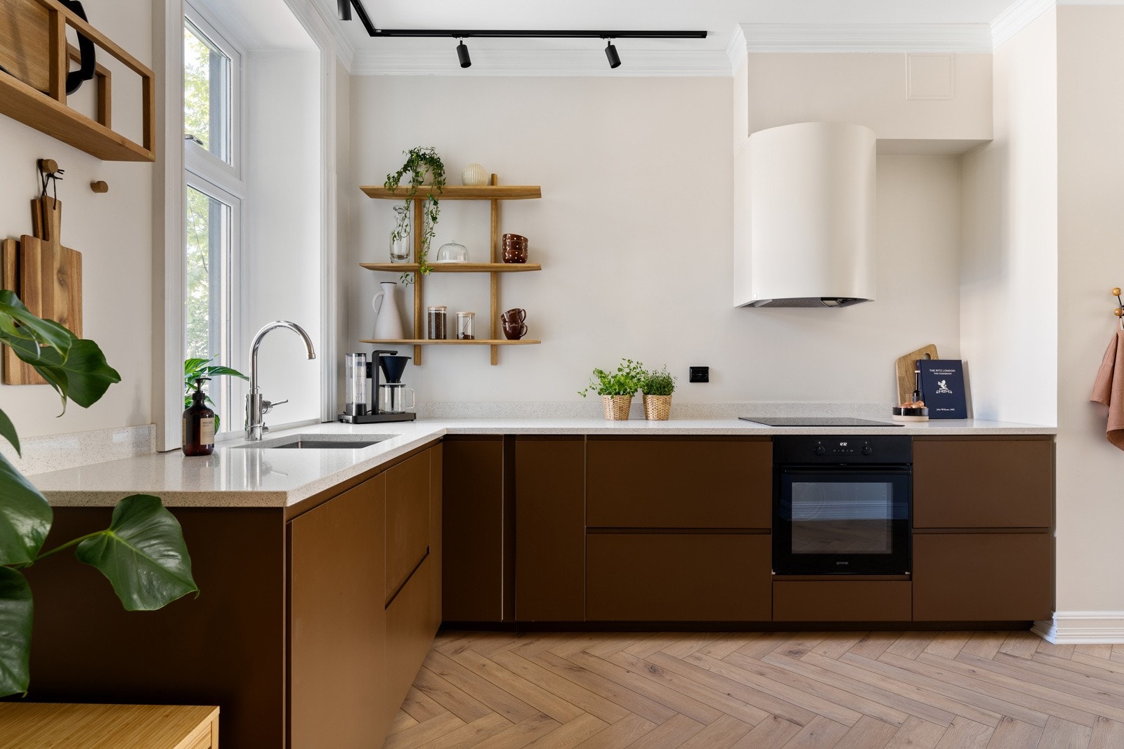 I Mellomveien 2B faller man for takhøyden, det naturlige lyset og beliggenheten med gangavstand til både Solsiden, Midtbyen samt Lade og Nyhavna. Galleribilde