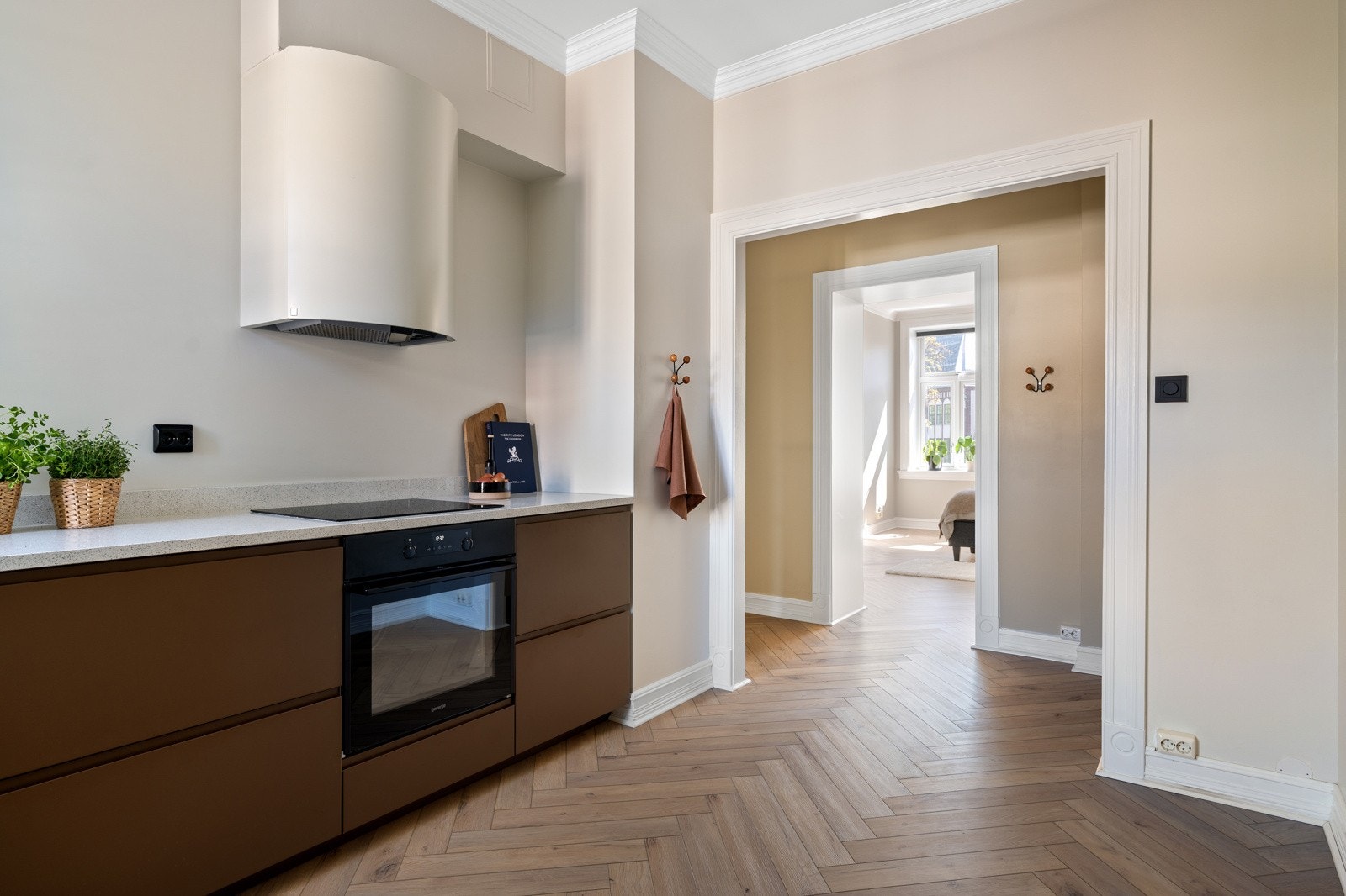 Kjøkkenet ble oppgradert i 2021 og fremstår som moderne og tidløst. De matte, jordnære frontene står nydelig mot benkeplaten i kvartsstein, og gir rommet en varm og eksklusiv følelse. Galleribilde