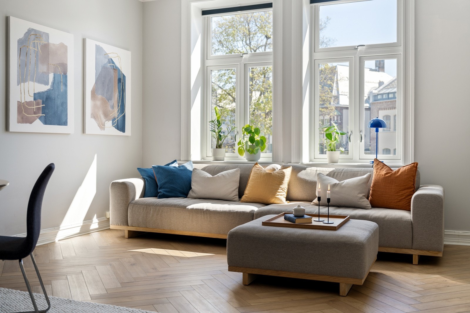 Vinduene kan lett åpnes og snus 180 grader, noe som letter rengjøring betraktelig. Alle vindu, med unntak av det på kjøkken, er utstyrt med plisségardiner. Galleribilde